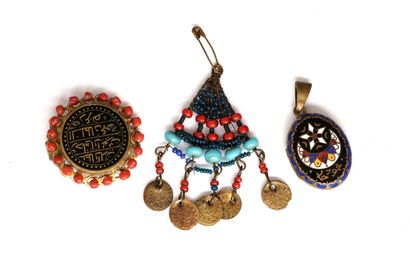 ENSEMBLE en métal doré, émail, corail et...