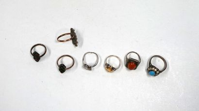 ENSEMBLE en métal argenté comprenant 2 PENDENTIFS...