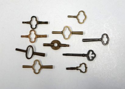 ENSEMBLE de 10 CLES de pendules ou horloges...