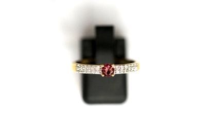 925/°° fine silver-gilt (vermeil) ring centered...