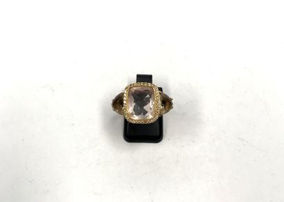 BAGUE en or jaune 18k (750/°°) centrée d'un...