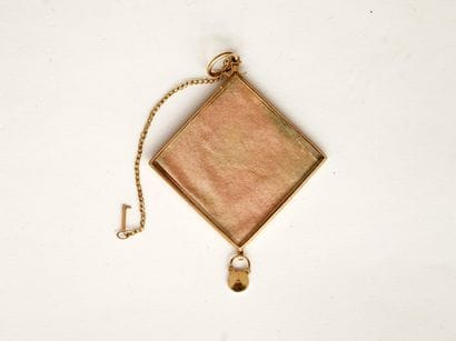 Charmant PENDENTIF porte-souvenir en or jaune,...