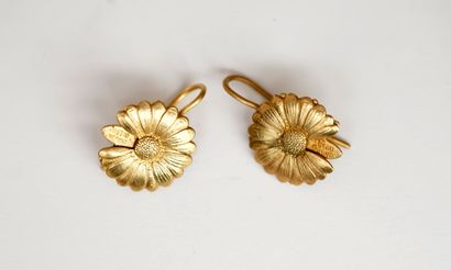 PAIRE DE PENDANTS d'oreilles en métal doré...