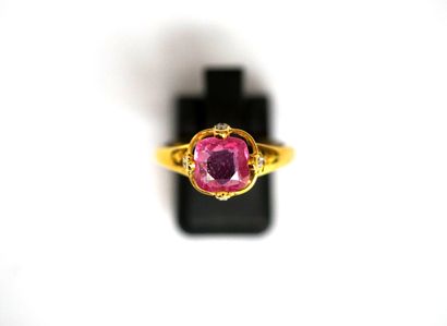 925/°° silver-gilt ring centered on a cushion-cut...