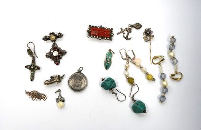 ENSEMBLE en argent min 800/°° comprenant...