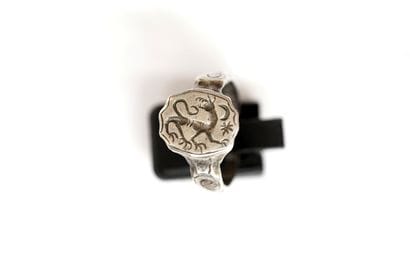 Gentleman's intaglio-style ring in silver...