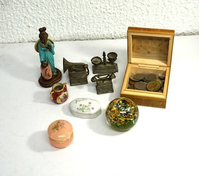 ENSEMBLE de BIBELOTS divers en verre, porcelaine,...