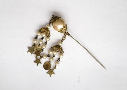 EPINGLE DE PARDON en métal doré et perles...