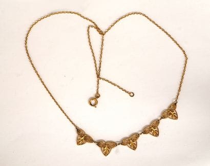 COLLIER draperie en métal doré centré de...