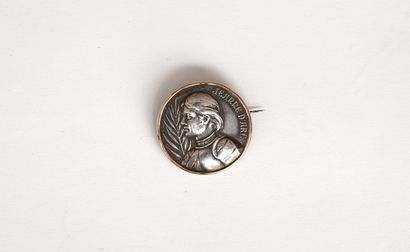 BROCHE ronde représentant Jeanne d'Arc en...