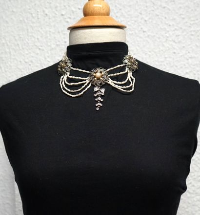COLLIER DRAPERIE à 5 rangs de perles irrégulières...