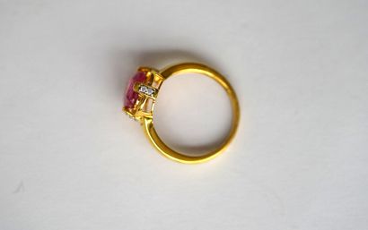 925/°° silver-gilt ring centered on a cushion-cut...