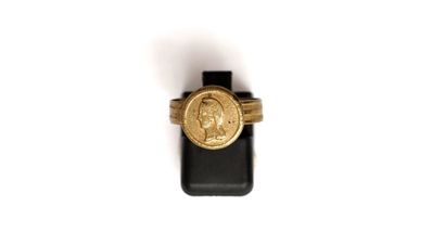 BAGUE de type révolutionnaire en métal doré...