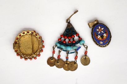 ENSEMBLE en métal doré, émail, corail et...