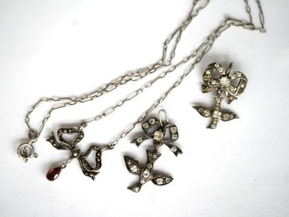 ENSEMBLE en argent min 800/°° comprenant...