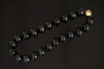 COLLIER composé de boules d'oeil de faucon,...