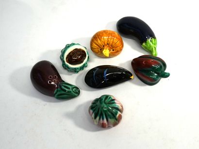 ENSEMBLE en céramique polychrome de 7 salières...