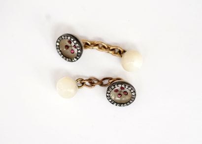PAIRE DE BOUTONS DE MANCHETTES en métal doré...