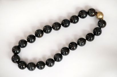 COLLIER composé de boules d'oeil de faucon,...