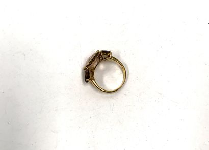BAGUE en or jaune 18k (750/°°) centrée d'un...