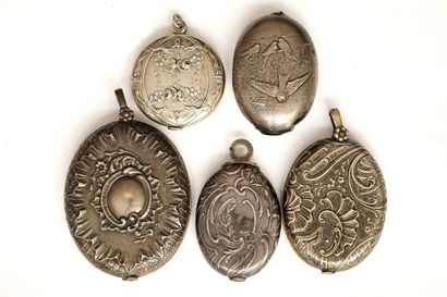 ENSEMBLE en métal argenté de 4 PENDENTIFS...