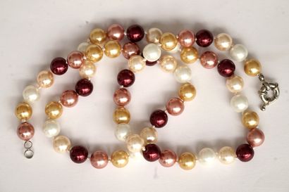 COLLIER composé de perles rondes de nacre...