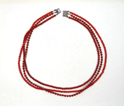 NECKLACE with 3 strands of round pearls of...