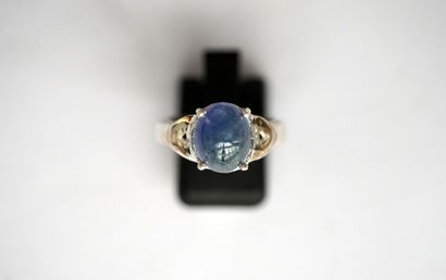 925/°° silver ring centered on an oval tanzanite...