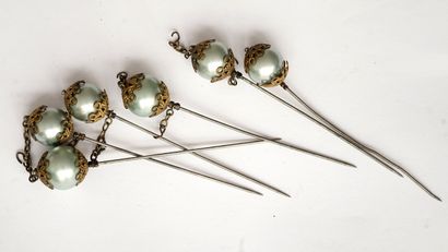 ENSEMBLE de 6 EPINGLES DE PARDON en métal...