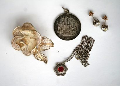 ENSEMBLE en argent min 800/°° comprenant...