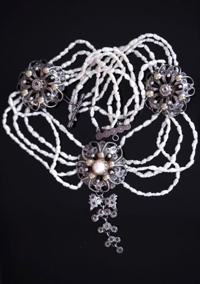 COLLIER DRAPERIE à 5 rangs de perles irrégulières...