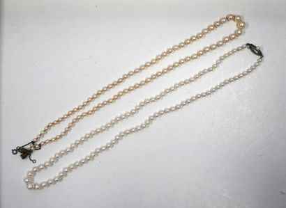ENSEMBLE de 2 COLLIERS de perles de culture...