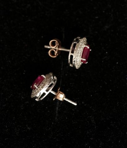 PAIR OF EARRINGS in silver (925/°°), centered...