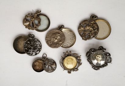 ENSEMBLE en métal argenté comprenant 5 PENDENTIFS...