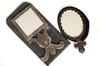 ENSEMBLE en métal argenté de 2 petits MIROIRS...
