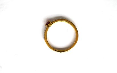 925/°° fine silver-gilt (vermeil) ring centered...