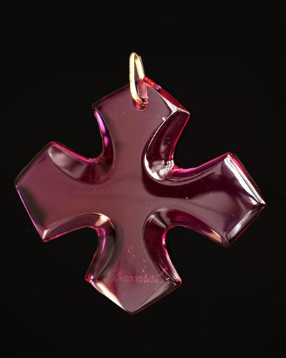 BACCARAT - CROIX en cristal rose foncé, bélière...
