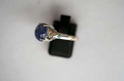 925/°° silver ring centered on an oval tanzanite...
