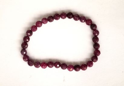 BRACELET composé de perles rondes de rubis...