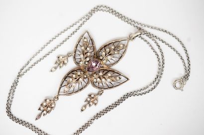 CHAINE et PENDENTIF floral ajouré et serti...