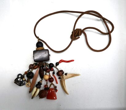 Attribué à Jeanne PERAL - PENDENTIF en métal...