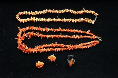ENSEMBLE de 2 COLLIERS de perles de corail...