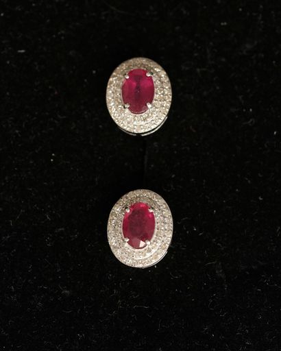PAIR OF EARRINGS in silver (925/°°), centered...