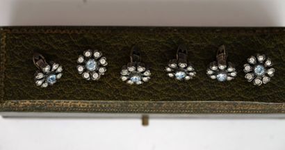 Dans un écrin ENSEMBLE de 6 BOUTONS DE COL...