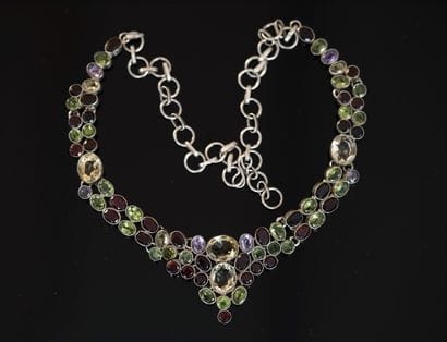 FANTAISIE - COLLIER en en métal argenté centré...