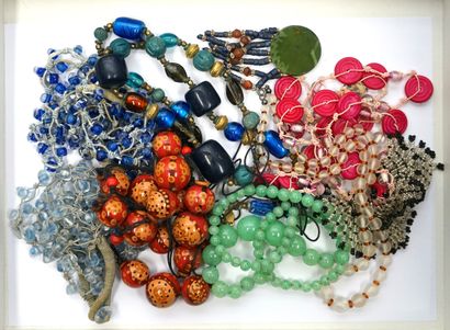 FANTAISIE - ENSEMBLE comprenant divers colliers...