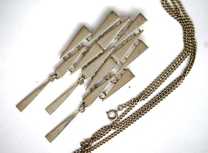 FANTAISIE - COLLIER moderniste en métal argenté...