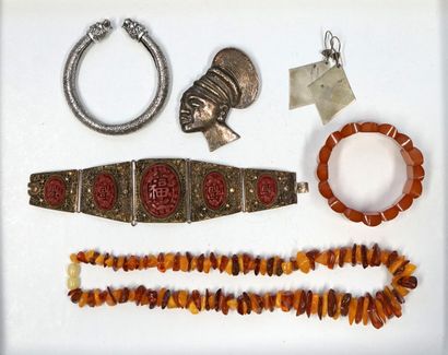 ENSEMBLE en métal argenté, ambre, perles...
