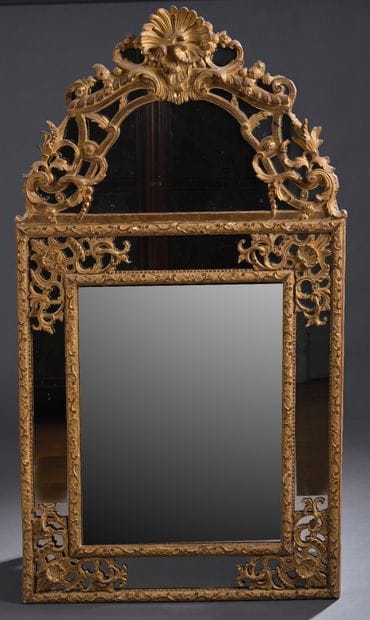 * Regency period carved and gilded wood mirror
decorated...