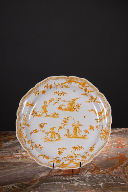 Round dish in Moustiers earthenware, 18th...